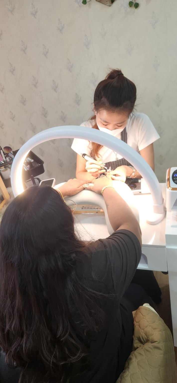 Nail technician working at Lisa